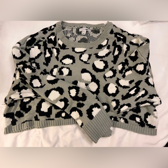 Always On The Wild Side Cropped Sweater - Grey/combo × 1
XL - Picture 6 of 6